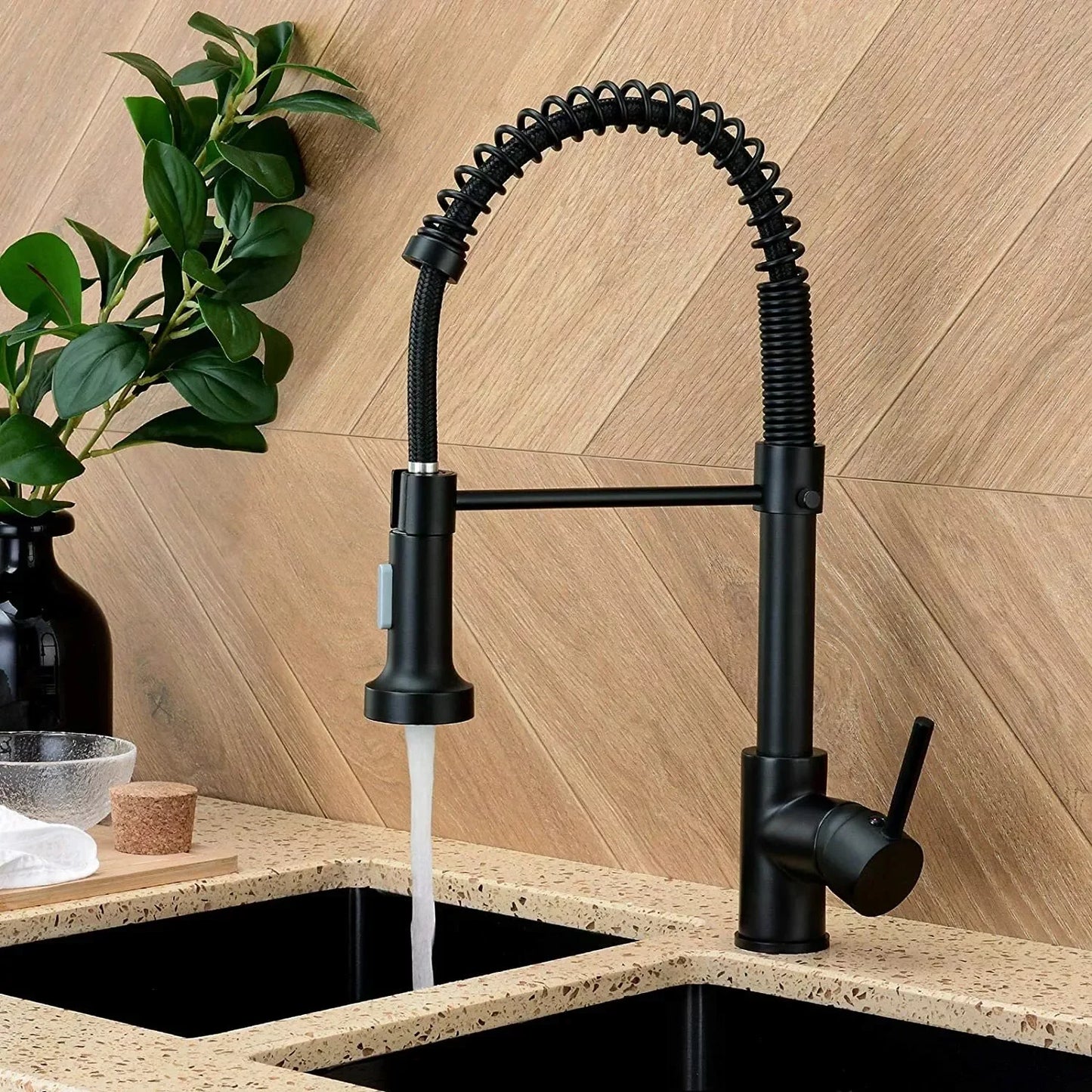 Pull-Down Single-Handle Kitchen Faucet Deck-Mounted Hot and Cold Tap — Matte Black, Brushed Nickel, Chrome
